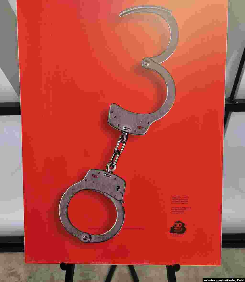 &laquo;У выніку атрымалася 30 постэраў, тэма якіх &mdash; жахлівыя вынікі кіраваньня дыктатара Лукашэнкі ў розных галінах грамадзкага, палітычнага, эканамічнага і культурнага жыцьця&raquo;.