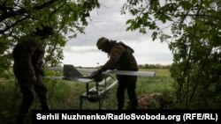 По-рано тази година украински официални лица обявиха нова инициатива „Линия на дронове“, която има за цел да преструктурира някои военни части и да даде приоритет на тактики с дронове на бойното поле.