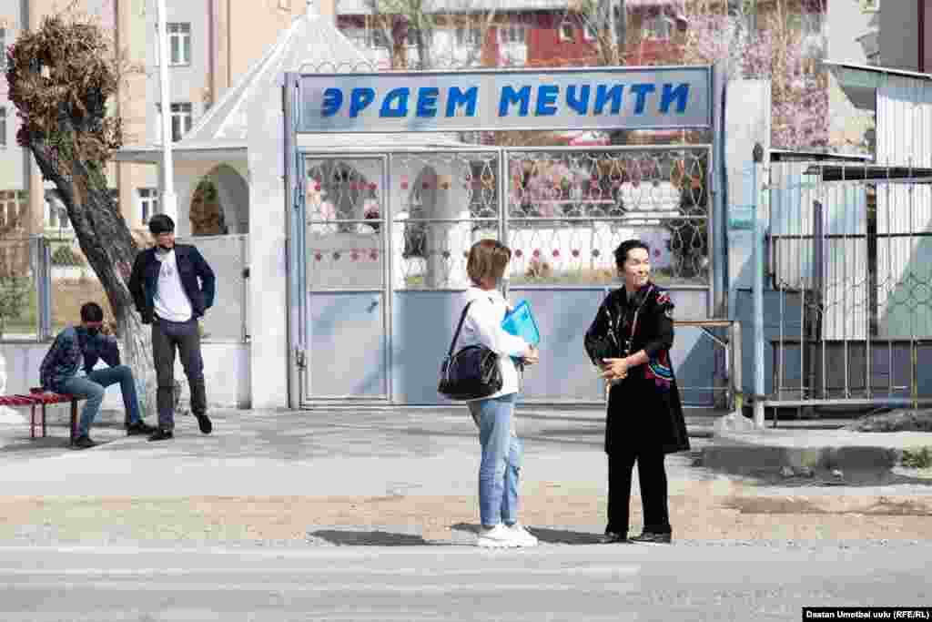 Ош шаарында мамлекеттик мекемелерде, коомдук транспортто жана базарларда дезинфекция иштери жүргүзүлүп жатат.