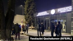 Сторонники активиста и автора сатирического паблика Qaznews24 Темирлана Енсебека у здания полиции, где проходил суд об избрании меры пресечения. Алматы, 18 января 2025 г.