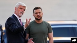 ჩეხეთის ახალი პრეზიდენტი პეტრ პაველი მასპინძლობს უკრაინის პრეზიდენტ ვოლოდიმირ ზელენსკის. 2023 წლის 6 ივლისი