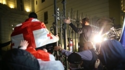 Poliția georgiană folosește gaze lacrimogene pentru a alunga protestatarii de la Palatul Prezidențial