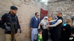 پېښور کې د پولیسو یو سرتېری د پولیو واکسيني ډلې ساتنه کوي - انځور له ارشيفه