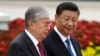 Qasym-Zhomart Toqaev, președintele Kazahstanului, (stânga) și Xi Jinping, cel al Chinei, se întâlnesc la Beijing în 2019.