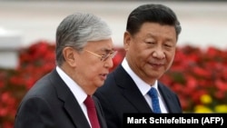 Qasym-Zhomart Toqaev, președintele Kazahstanului, (stânga) și Xi Jinping, cel al Chinei, se întâlnesc la Beijing în 2019.