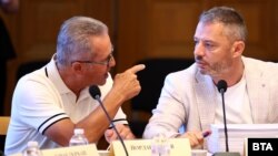 Депутатът от "ДПС - Ново начало" Йордан Цонев и председателят на бюджетната комисия Делян Добрев от ГЕРБ по време на заседанието във вторник