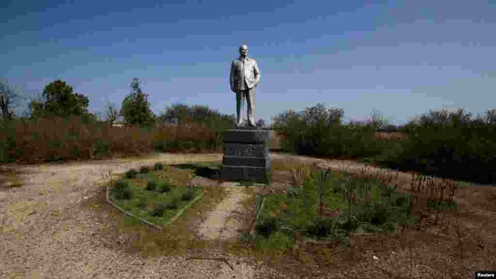 &laquo;Ленін і порожнеча&raquo;. Невеликий пам'ятник Іллічу в селі Ковильне Роздольненського району