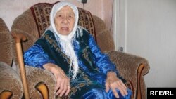 130-летняя Сахан Досова на своем дне рождения. Караганда, 27 марта 2009 года. 