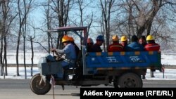 "Жунда" заводунун жумушчулары.