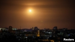 Explozia unei drone este văzută pe cerul Kievului în timpul unei lovituri rusești cu drone 