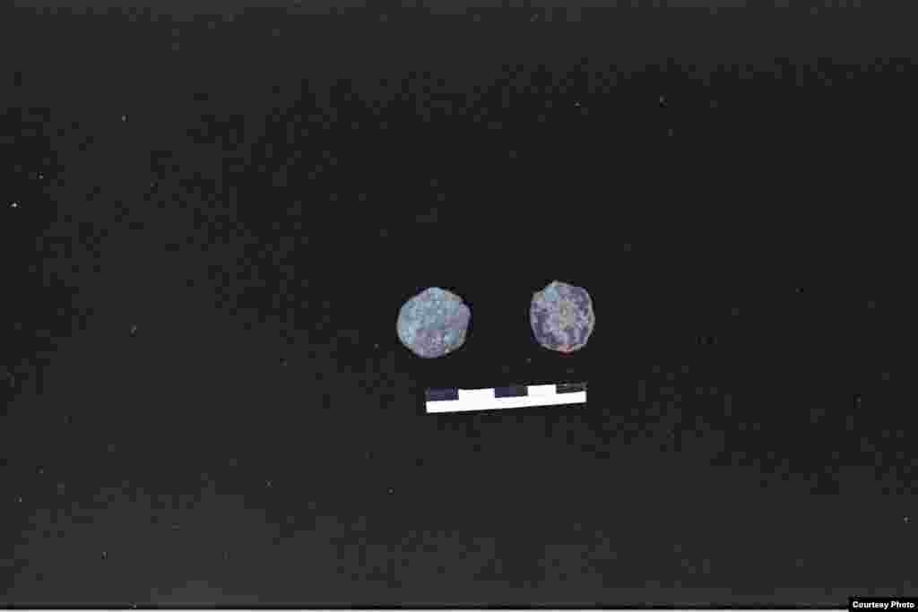 Кочкор-Башы: "Төрт-Күл" шаар чалдыбарында табылган караханийлик жез тыйындар. 2011.  - Нарын облусунун Кочкор өрөөнүндөгү Кум-Дөбө айылындагы байыркы Кочкор-Башы шаарынын ордунда ("Төрт-Күл" чалдыбарында) табылган караханийлик жез тыйындар. Археолог Ороз Солтобаев "Азаттыкка" белек кылган сүрөт. 01.7.2011.