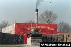 Съветски паметник в Миловице през февруари 1990 г.