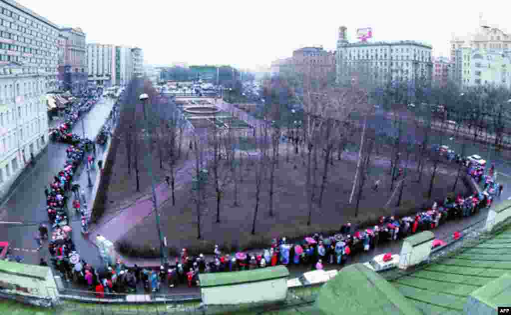 Не, това не е жива верига около Пушкинския площад. Опашката обикаля целия парк. Чакането отнема няколко часа. А навън е московска зима.