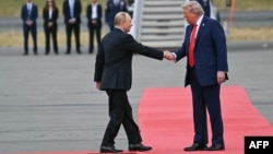 Президент США Дональд Трамп вітає президента Росії Володимира Путіна на злітній смузі після їхнього прибуття на спільну базу Елмендорф-Річардсон в Анкориджі, Аляска, 15 серпня 2025 року