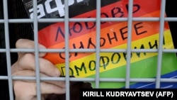 „Dragostea e mai puternică decât homofobia” - scrie pe cartonul unui activist LGBT arestat de Poliția rusă 