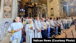 Беларускія пілігрымы на імшы ў Саборы сьвятога Пятра