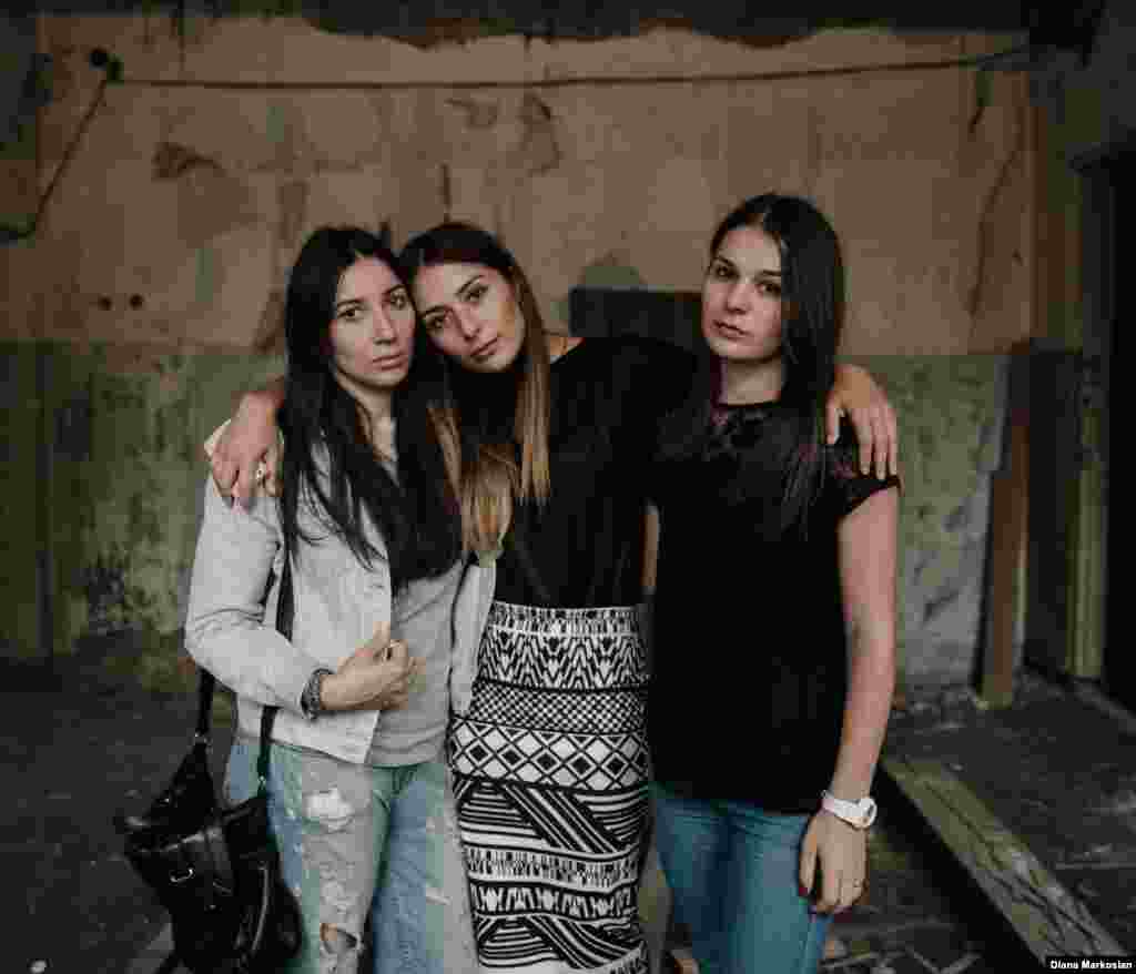 ლენა გაიტოვა (მარცხნივ) და მისი დები ზარინა (შუაში) და როზიტა ცირიხოვები 12, 14 და 10 წლისანი იყვნენ 2004 წლის 1 სექტემბერს. ამ გოგონებმა ალყიდან გამოღწევა მოახერხეს, მაგრამ როცა ლენა სახლში მივიდა, დაინახა, რომ მის მშობლებს შავები ეცვათ, 16 წლის ძმა ასლანი კი არ ჩანდა. მშობლებმა ჯერ უთხრეს, რომ ასლანი საავადმყოფოში იყო. მაგრამ მალე გამოუტყდნენ, რომ ის სკოლაში დაიღუპა. გოგონები დღემდე უახლოეს მეგობრებად რჩებიან. სამივე მოსკოვის ერთსა და იმავე ინსტიტუტში სწავლობს; ზარინამ უკვე დაამთავრა უმაღლესი სასწავლებელი. ამ ფოტოზე ისინი იმყოფებიან სკოლა №1-ის ყოფილ ბიბლიოთეკაში, სადაც ტერორისტებს იარაღი ჰქონდათ მოთავსებული. &bdquo;მაშინ უფრო იოლი იყო, როცა პატარები ვიყავით და არ გვესმოდა ყველაფერი, რაც ხდებოდა,&ldquo; ამბობს ლენა. &bdquo;არ გვესმოდა, რას ნიშნავდა, რომ ჩვენს კლასში უცებ შვიდი მეგობრით ნაკლები იყო. ახლა წამოვიზარდეთ. დრო გადის, მაგრამ ტკივილი არ ქრება. პირიქით, უფრო ძნელი ხდება. ახლა უფრო ვაცნობიერებთ, რა მოხდა.&ldquo; &nbsp;