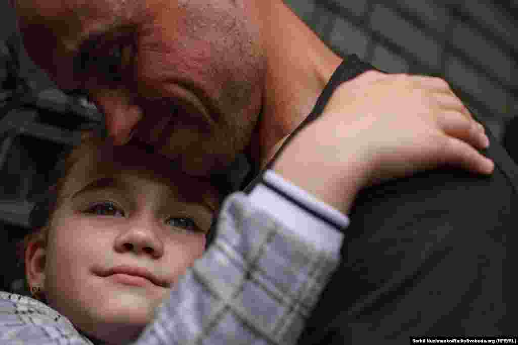 Дехто з рідних таки дочекався і зміг сьогодні обійняти свого довго очікуваного коханого.Як от Віктора, який провів у полоні 21 місяць, його донька Мілана