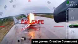 Скріншот із відео ударів СБУ по літаках стратегічної авіації Росії на аеродромі «Біла» («російською «Белая») в Іркутській області, що межує з Монголією. 1 червня 2025 року