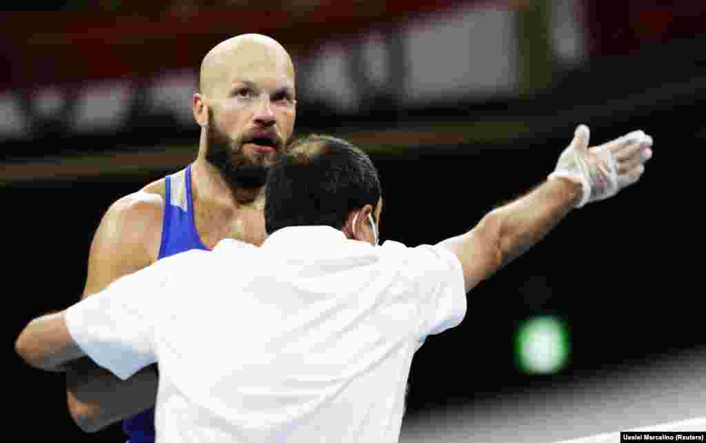 Рефері зупиняє бій після нокауту Василя Левіта з Казахстану Еммануелем Рейєсом Пла з Іспанії під час фіналу&nbsp;змагань з боксу чоловіків в суперважкій вазі. Токіо, 27 липня 2021 року