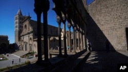 Pogled na Trg Svetog Lorenza snimljen iz Papinske palate, u kojoj je održana najduža konklava u historiji Rimokatoličke crkve, u Viterbu, Italija, 2. maja 2025.