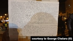 Pancarta unui protestatar din Iași, care cere desființarea Secției speciale de investigare a magistraților și propune o procedură pentru desemnarea unui alt guvern