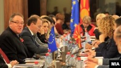 Известувачот во ЕП Ричард Ховит на седница на собранискиот Национален совет за евроинтеграции.