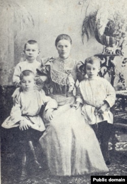 Максім Багдановіч (сядзіць зьлева) зь цёткай і братамі, 1897