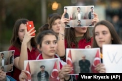 Nxënëset e kolegjit Mehmet Akif në Kosovë duke protestuar për dëbimin e mësuesve të tyre nga Kosova. Prishtinë, 29 mars 2018.