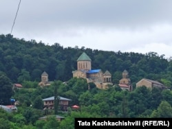 ტაძრის ის ფრაგმენტი, რომლის სახურავიც ტენტითაა დაფარული.