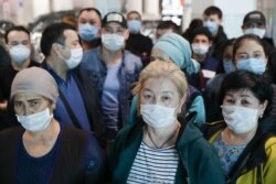 Новосибирскинин "Толмачёво" аэропортунда калган кыргыз миграттары, 30-март, 2020