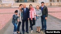 Лола Каримова-Тилляева (солдон экинчи) ата-энеси, күйөөсү Тимур Тилляев (оңдо четте), балдары Марьям жана Умар менен.