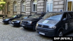 Част от колите, с които пристигат служителите на Бюрото за защита на свидетелите, 9 юли 2021 г.