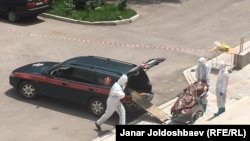 Бишкектеги Кыргыз-Түрк ооруканасында коронавирустан каза болгон бейтаптын сөөгүн машинеге жүктөп жаткан медицина кызматкерлери. 7-июль. 2020-жыл. Июнь айынын этегинде Кыргызстанда СOVID-19 илдети күчөп, ооруканалар бейтаптарга толду. Бул учур кыргыз тарыхында «кара июль» катары катталып калды. Июлдун ортосунда вирустан бир күндө каза болгондор рекорддук чекке жетип 100 адамдан ашты.