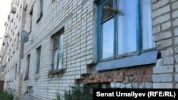 Вид одной из стен аварийного общежития в городе Аксай. Западно-Казахстанская область, 17 сентября 2016 года.