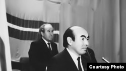 1990-жылы октябрдын аягында академик Аскар Акаев Жогорку Кеңеште президент болуп шайланды. "Майдан" гезитинин архиви