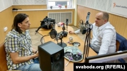 Былы дзяржаўны сакратар МЗС Польшчы Павэл Коваль (справа) і журналіст Радыё Свабода Ігар Карней. Менск, 18 траўня 2018 году