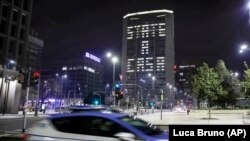 Италија- Полициски автомобил патролира низ Милано