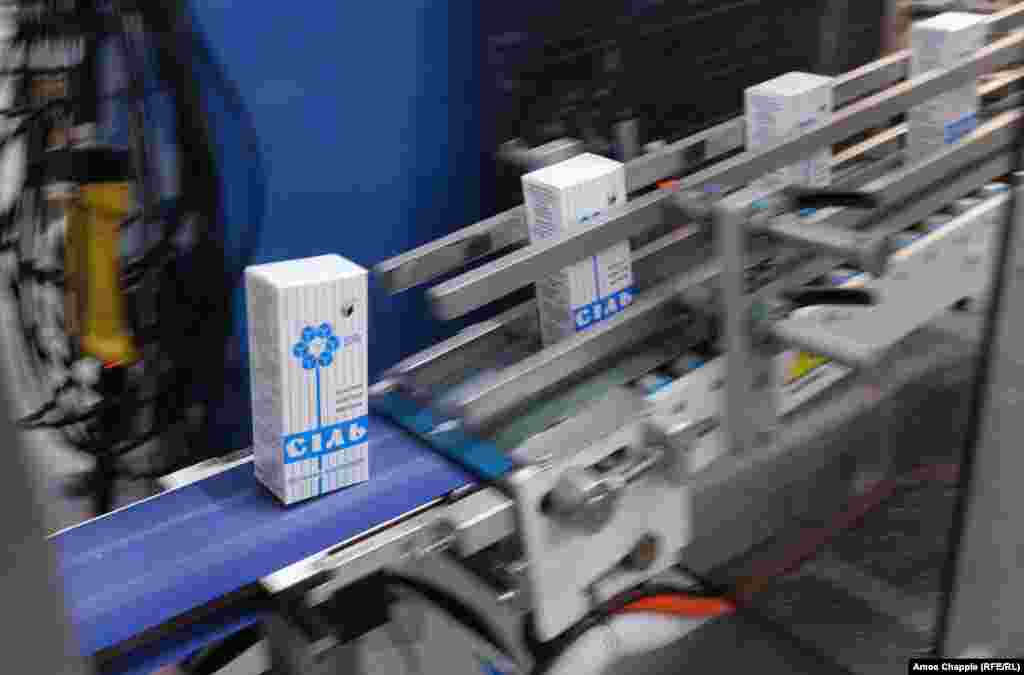 Cutiile de sare de masă proaspăt ambalate ieșeau, în 2019, de pe linia de producție. Un purtător de cuvânt declara pentru RFE/RL că Artiomsol proiecta&nbsp; ambalaje care să atragă atenția cumpărătorilor occidentali.