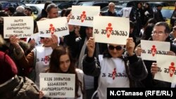 კამპანიის "ეს შენ გეხება"-ს ფარგლებში სამოქალაქო საზოგადოების წარმომადგენლებმა დღეს ”საყვირების” აქცია გამართეს საქართველოს პარლამენტთან.