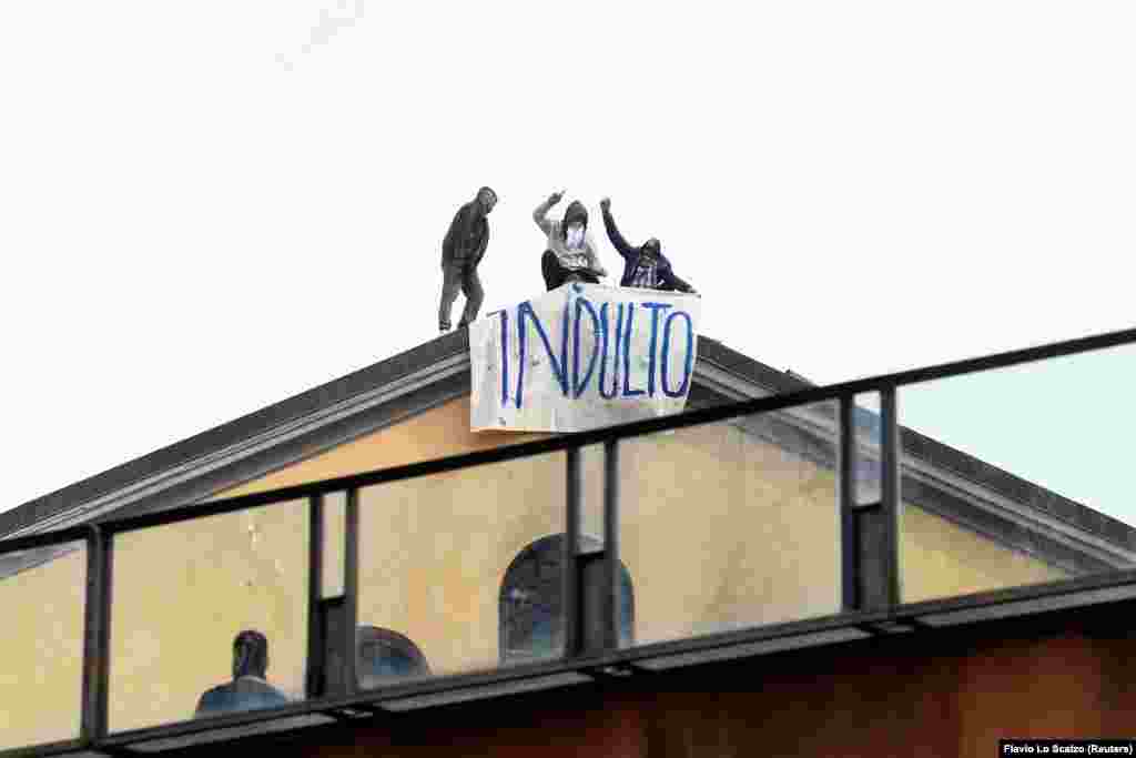 Заборона родичам відвідувати ув'язнених спричинила спалахи бунтів у в'язницях Італії. Заворушення зафіксовані в 25 пенітенціарних закладах. У тому числі в Римі, Неаполі, Мілані і Модені. Фото: засуджені вивісили банер &laquo;Помилуйте&raquo; на знак протесту у в'язниці &laquo;Сан-Вітторе&raquo; в Мілані