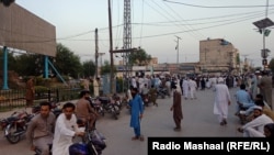 په کواټ کې د دوو کسانو تر وژنې وروسته خلک د پېښې ځایې ته ورټول شوي دي ـ پخوانی انځور