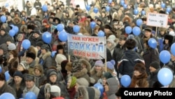 Some 2,000 protesters gathered in Irkutsk today to rally against the reopening of the controversial paper mill.