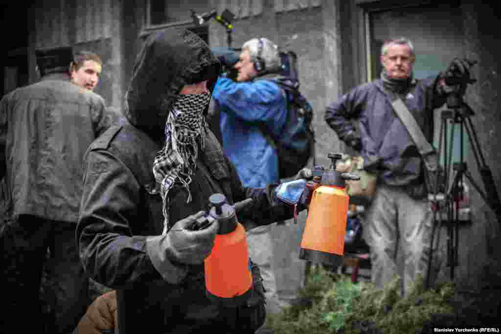 По закінченні акції, на площі, де були проросійські активісти, виявили балончики зі сльозогінним газом