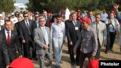 Армения – президент Армении Серж Саргсян посещает расположенный на Севане лагерь молодежного движения «Миасин» («Вместе»). 21 июля 2010 г.  