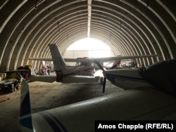 Част от самолетите в хангара от времето на СССР, март 2025 г.