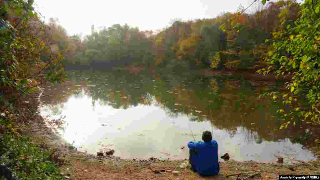 Köyniñ yanında dağ gölü. Balıqçı, evelleri gölde çoq balıq olğanını tasvirley, amma yaz devamında brakonyerler deyerli bütün balıqnı tutıp çıqtı