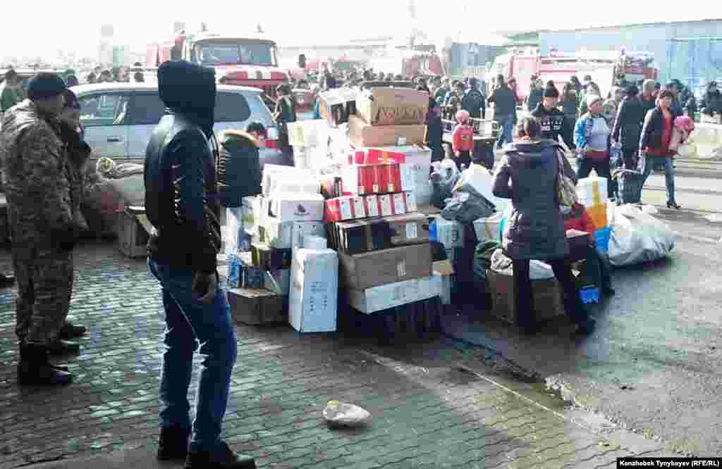 Торговцы рынка «Кулагер» выносили за пределы базара уцелевший товар, загружая коробки и мешки на тележки