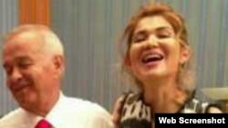 Президент Каримов кызы Гүлнара менен. (Сүрөт качан тартылганы белгисиз.)