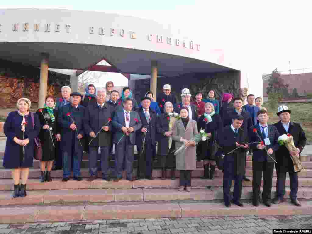 "Сталиндик репрессиянын күнөөсүз курмандыктары элдин эсинде" аттуу эл аралык илимий жыйын күнү. "Ата Бейит" эскерүү жайында. 08.11.2017.